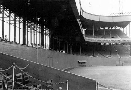 Polo_Grounds_LF_overhang 21 ft foul pole at 279 ft C.jpg
