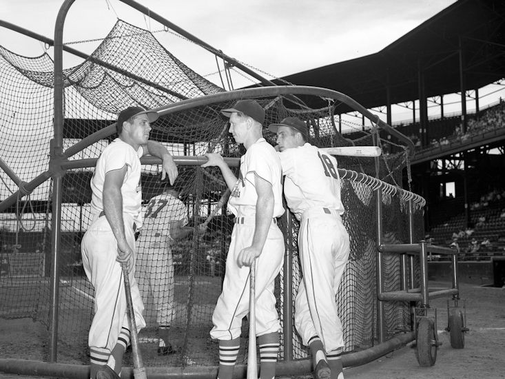Red_Schoendienst_and_other_players_at_Sportsman's_Park.jpgC.jpg