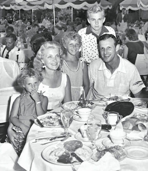 Stan Musial and his family at Grant's Farm.jpgCres.jpg